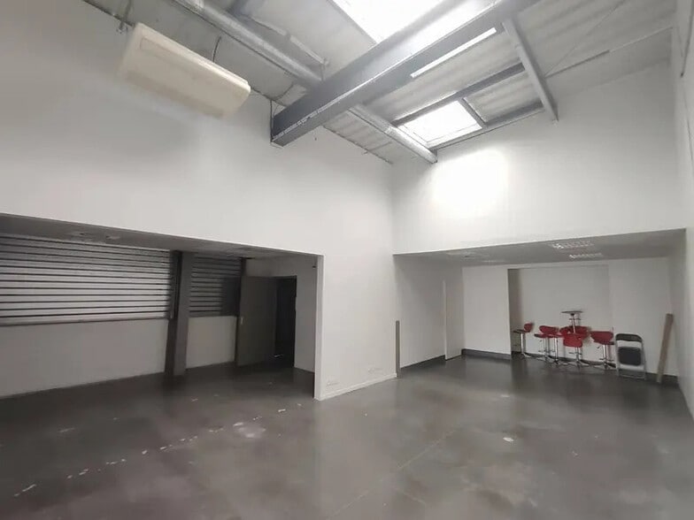 Retail in Bourgoin-Jallieu for lease - Interior Photo - Image 3 of 5