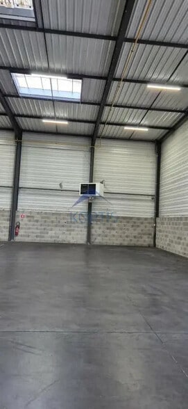 Flex in Saint-Priest for lease - Interior Photo - Image 3 of 7