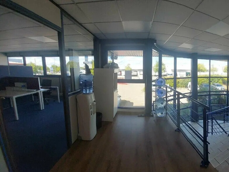 Flex in Mions for lease - Interior Photo - Image 3 of 4