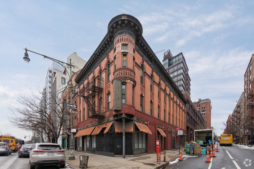 305 W 10th St, New York, NY for lease - Building Photo - Image 2 of 6