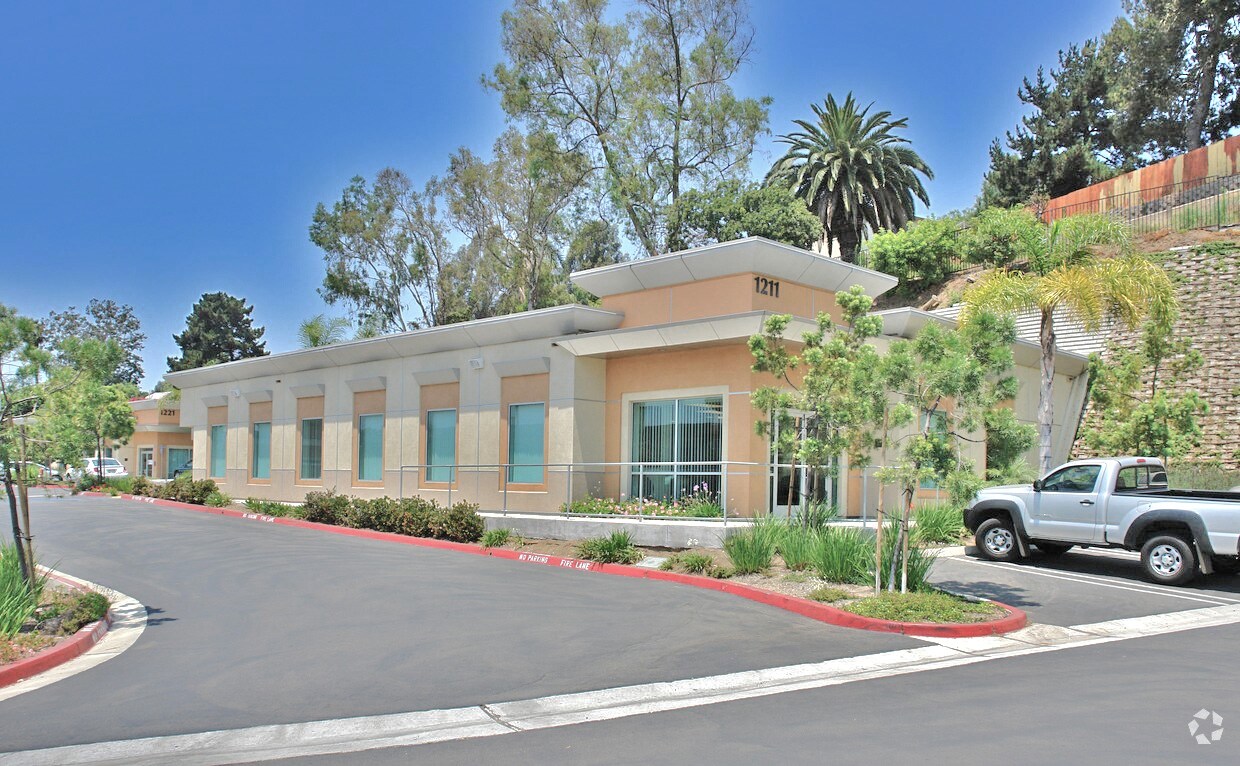 1211 W Vista Way, Vista, CA à vendre Photo principale- Image 1 de 9