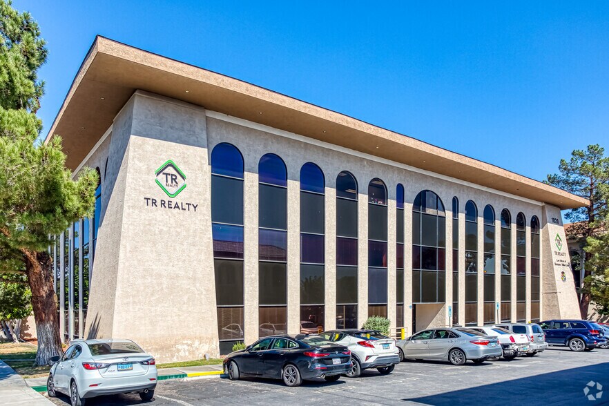 1820 E Sahara Ave, Las Vegas, NV à louer - Photo du bâtiment - Image 2 de 26