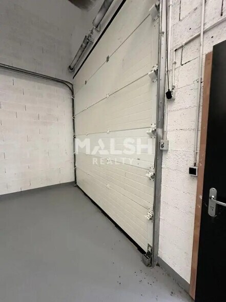 Flex in Saint-Priest for lease - Interior Photo - Image 2 of 5