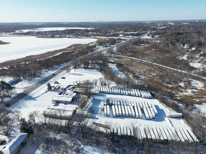 6943 Lake Dr, Circle Pines, MN à louer - Photo du bâtiment - Image 3 de 3