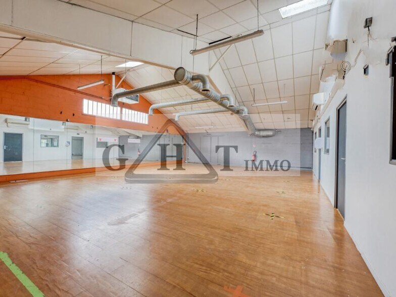 Retail in Taverny for sale - Interior Photo - Image 1 of 7