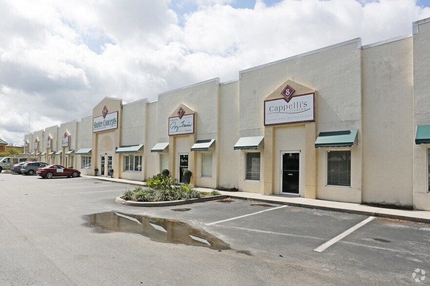 1810 J And C Blvd, Naples, FL à vendre - Photo du bâtiment - Image 3 de 7