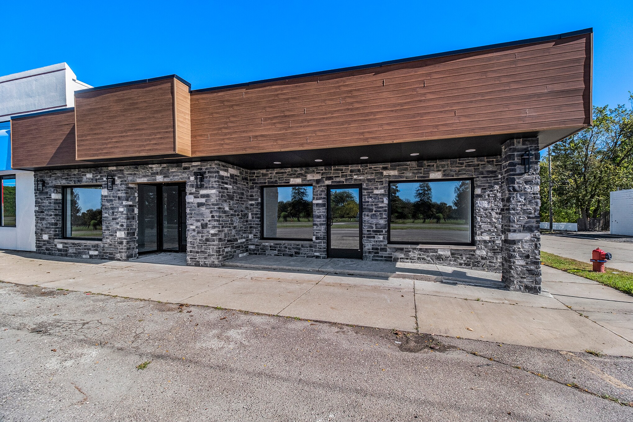 30100 Woodward Ave, Royal Oak, MI for lease Primary Photo- Image 1 of 16