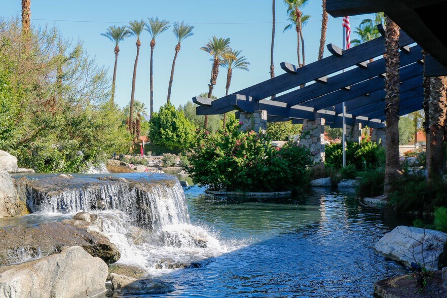 40004 Cook St, Palm Desert, CA à louer - Photo du bâtiment - Image 1 de 18
