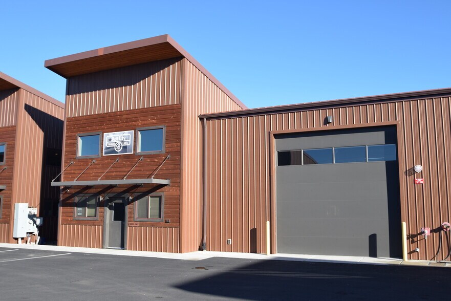 611 NE Jackpine Ct, Redmond, OR à louer - Photo du bâtiment - Image 3 de 20