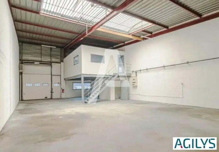 Flex in Lisses for lease - Interior Photo - Image 3 of 6