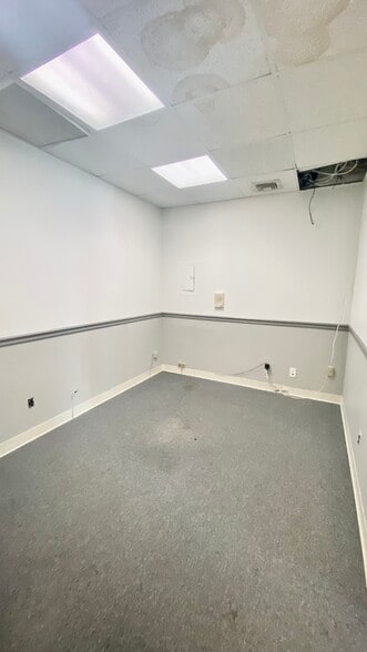 217 Merrick Rd, Amityville, NY for lease - Interior Photo - Image 2 of 17