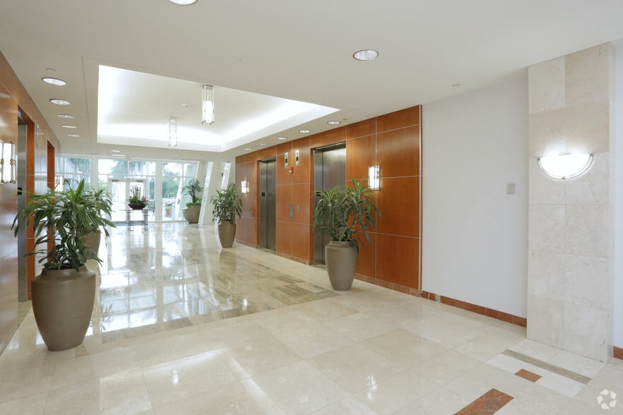 2400 N Commerce Pky, Weston, FL à louer - Hall d’entrée - Image 3 de 11