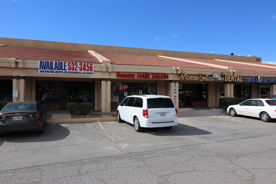 255 Shadow Mountain Dr, El Paso, TX à louer - Photo du bâtiment - Image 3 de 11