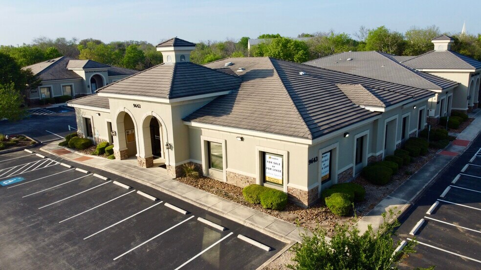 9643 Huebner Rd, San Antonio, TX à louer - Photo du bâtiment - Image 1 de 19