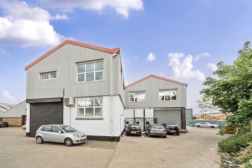 Arundel Rd, Uxbridge à louer - Photo du bâtiment - Image 3 de 27