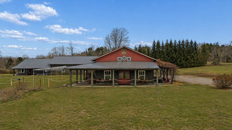 8370 Lakeview Rd, Alanson, MI à vendre - Photo du bâtiment - Image 3 de 64