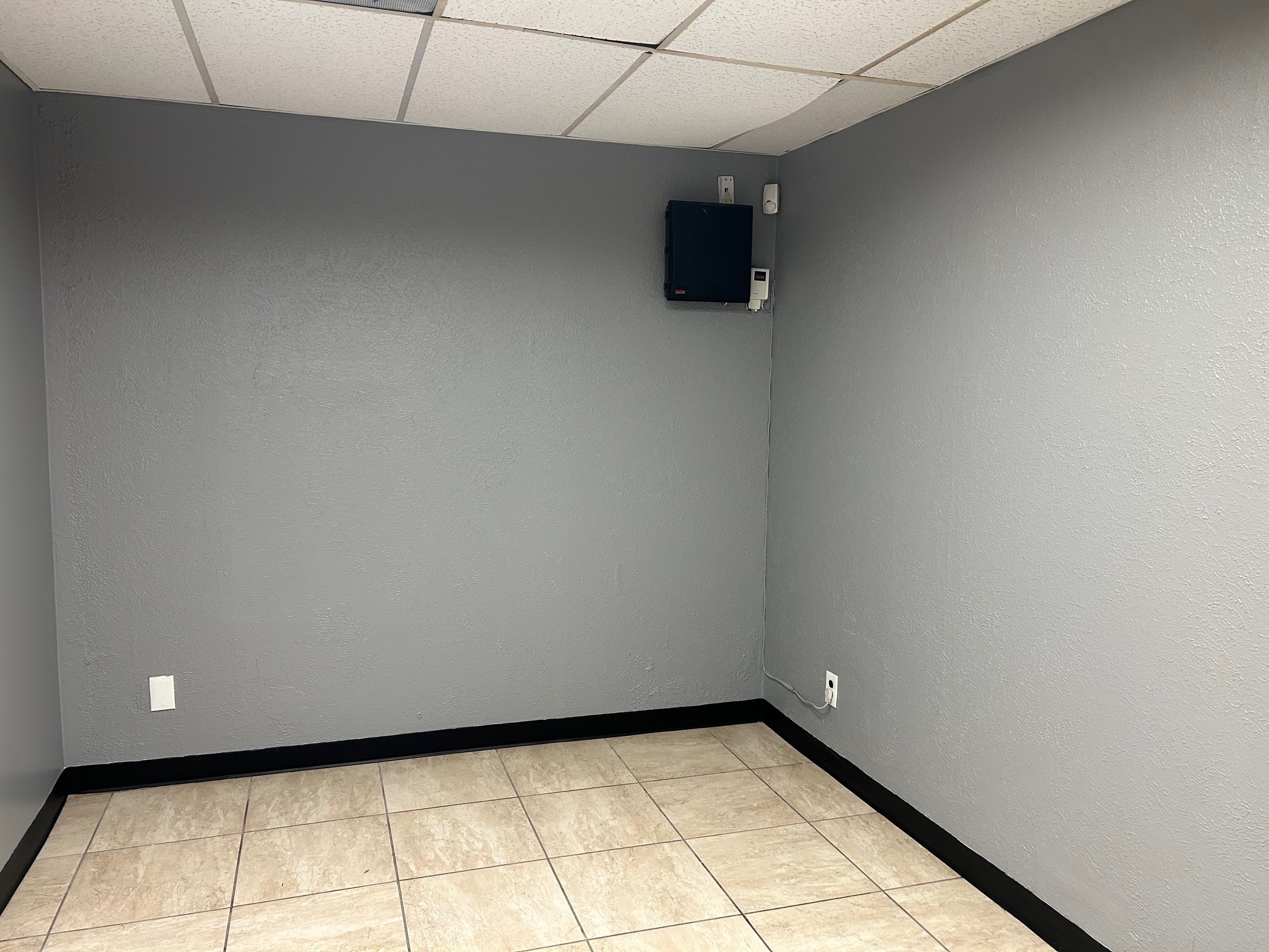 2734 W Kingsley Rd, Garland, TX for lease Interior Photo- Image 1 of 2