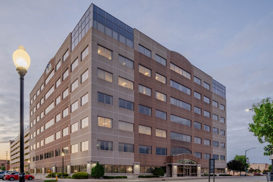 120 N Commercial St, Neenah, WI à louer - Photo du bâtiment - Image 2 de 10