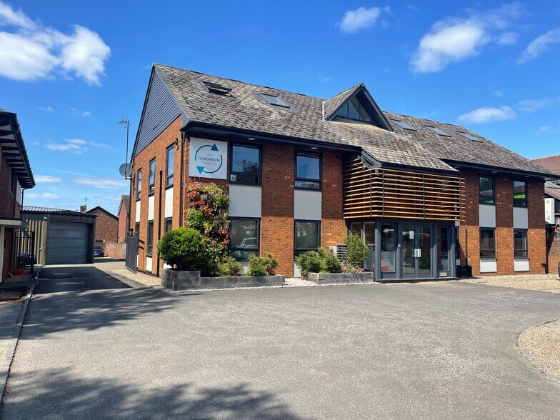 Oakley Rd, Chinnor à louer - Photo du bâtiment - Image 2 de 8