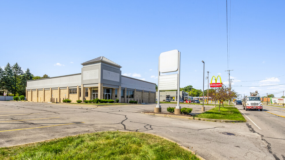 693 Mccartney Rd, Youngstown, OH for lease - Building Photo - Image 2 of 3