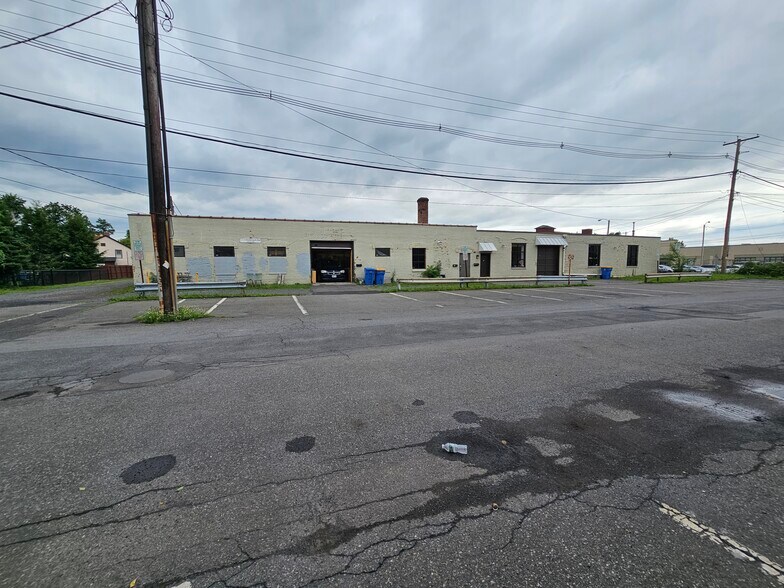 477B Hasbrouck Ave, Kingston, NY for lease - Primary Photo - Image 1 of 16