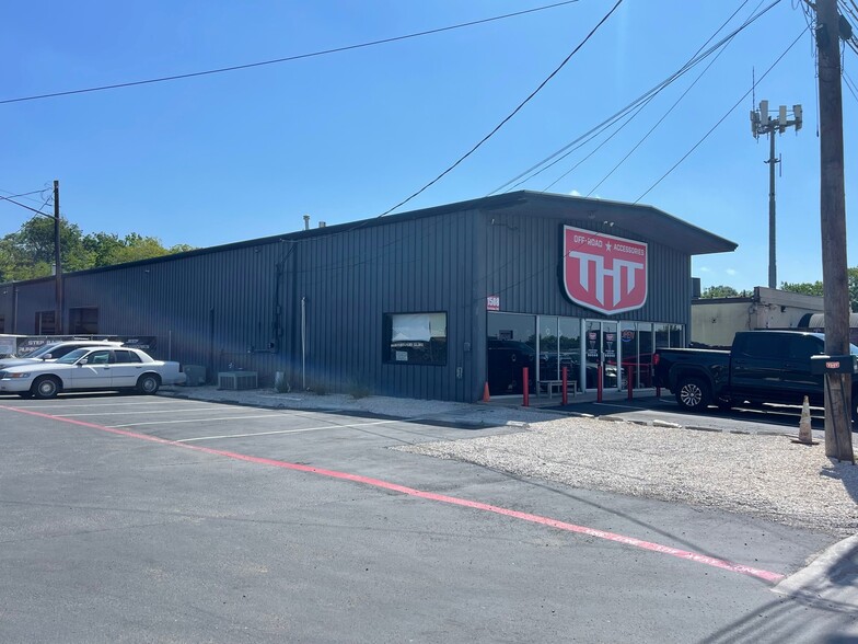 1508 and 1600 Fort View Rd portfolio of 2 properties for sale on LoopNet.ca - Building Photo - Image 2 of 9