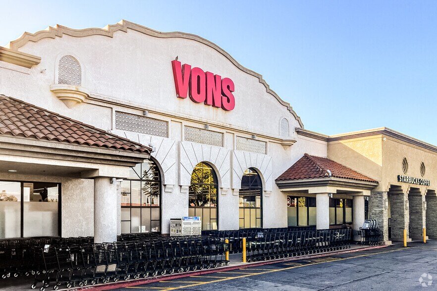 2010-2122 S Hacienda Blvd, Hacienda Heights, CA à louer - Photo du bâtiment - Image 3 de 5