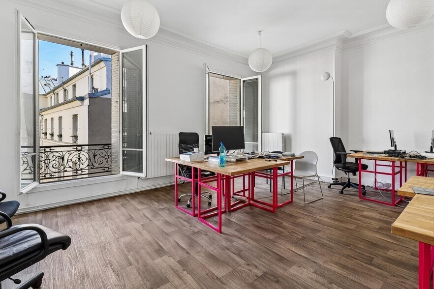 28 Rue De Châteaudun, Paris à louer - Photo du bâtiment - Image 3 de 41