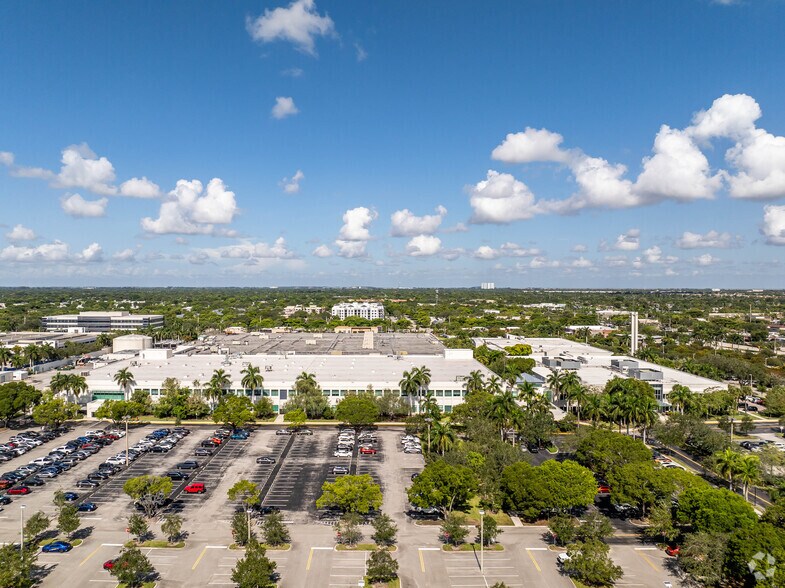 7500 W Sunrise Blvd, Plantation, FL à louer - Photo du bâtiment - Image 2 de 5