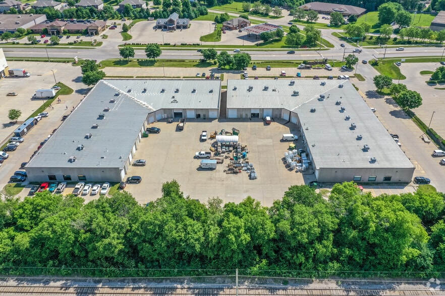 3946-3998 NW Urbandale Dr, Urbandale, IA for lease - Aerial - Image 2 of 2
