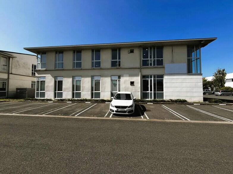 Office in Lieusaint for sale - Building Photo - Image 2 of 9