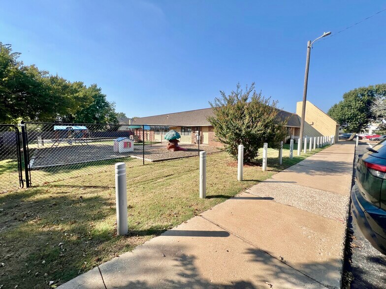 16301 N Santa Fe Ave, Edmond, OK à louer - Photo du bâtiment - Image 3 de 6