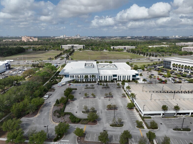 9395 S John Young Pky, Orlando, FL à louer - Communauté Matterport - Image 2 de 39