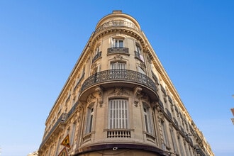 54 Rue De Ponthieu, Paris à louer Photo du bâtiment- Image 1 de 8