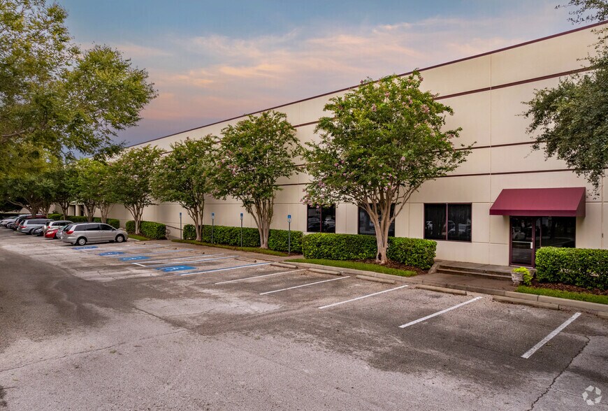 7975 114th Ave N, Largo, FL à louer - Photo du bâtiment - Image 2 de 5