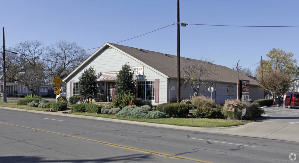 108 S Dobson St, Burleson, TX for lease - Primary Photo - Image 1 of 5