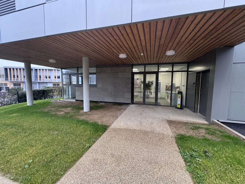Office in Frépillon for lease - Building Photo - Image 2 of 7