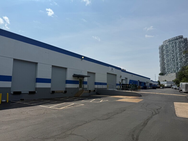 8520-8528 Tyco Rd, Vienna, VA à louer - Photo du bâtiment - Image 2 de 4