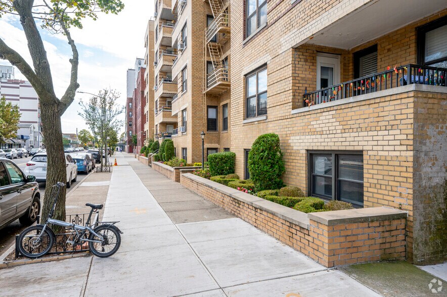 150 W End Ave, Brooklyn, NY à louer - Photo du bâtiment - Image 2 de 6