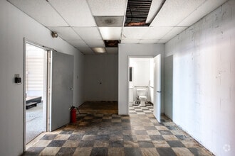 100 Spalding Square, Griffin, GA for lease Interior Photo- Image 2 of 6