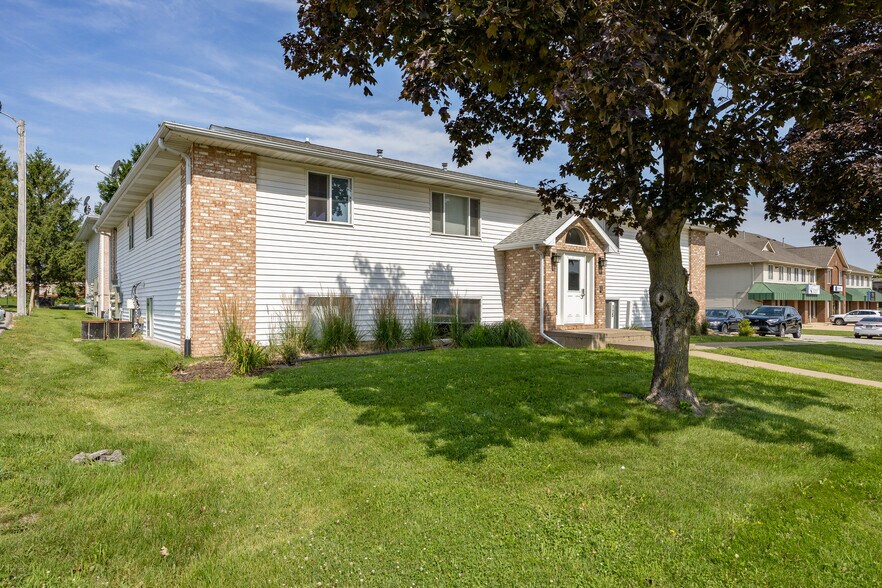 115 Sugar Creek Ln, North Liberty, IA à vendre - Photo du bâtiment - Image 2 de 6