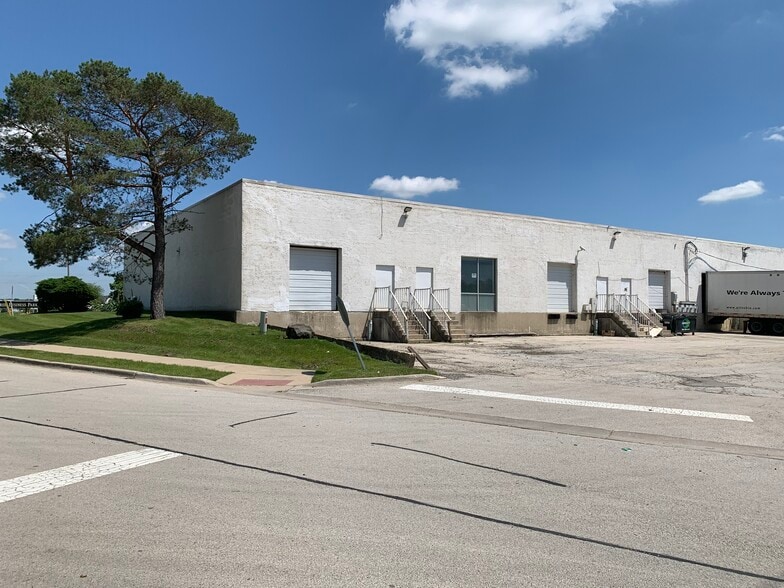 350 Smoke Tree Plaza Dr, North Aurora, IL for lease - Building Photo - Image 2 of 3
