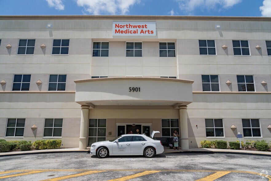 5901 Colonial Dr, Margate, FL à louer - Photo du bâtiment - Image 2 de 6