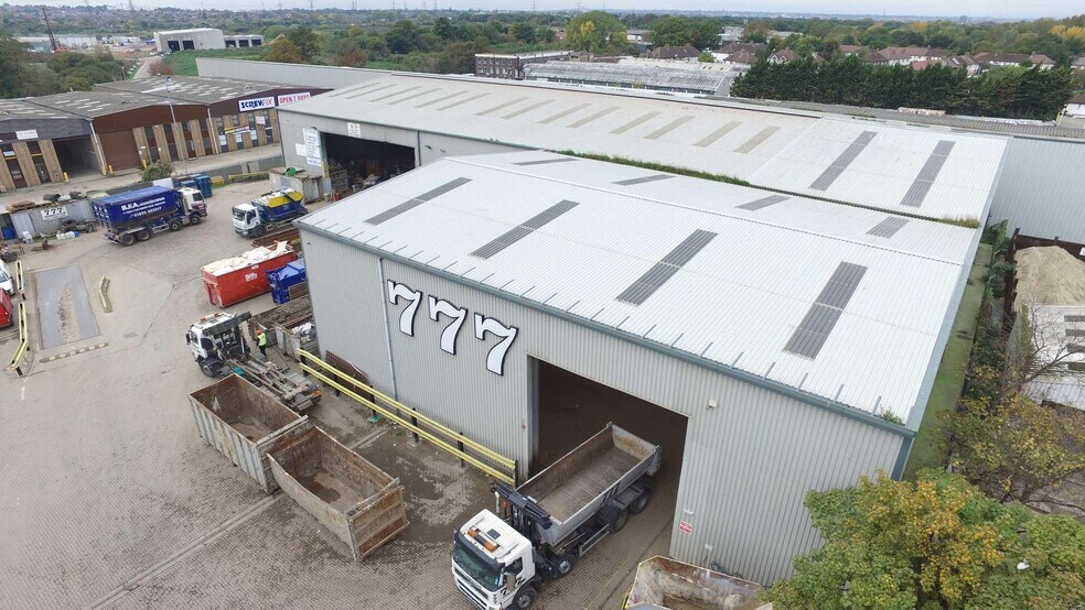 11 Coomber Way, Croydon à louer - Photo du bâtiment - Image 2 de 7