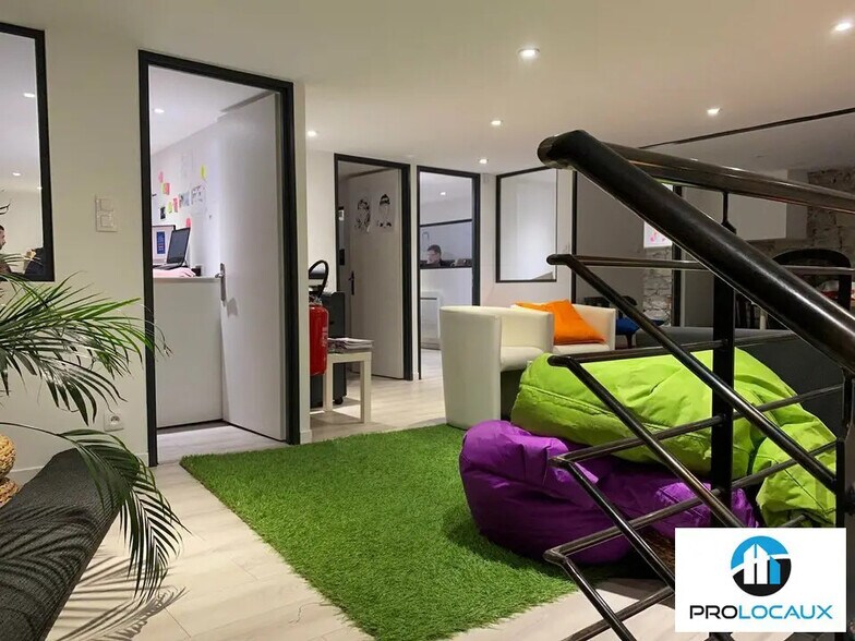 Office in Grenoble for lease - Interior Photo - Image 1 of 12