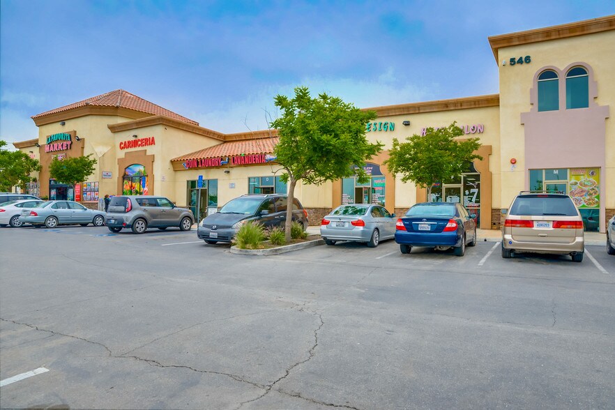 546 Indian Hills Cir, Perris, CA à louer - Photo du bâtiment - Image 2 de 3