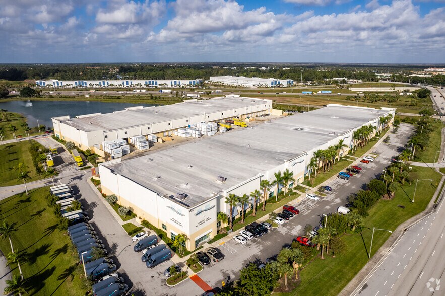 1315 N Jog, West Palm Beach, FL à louer - Photo du bâtiment - Image 3 de 10