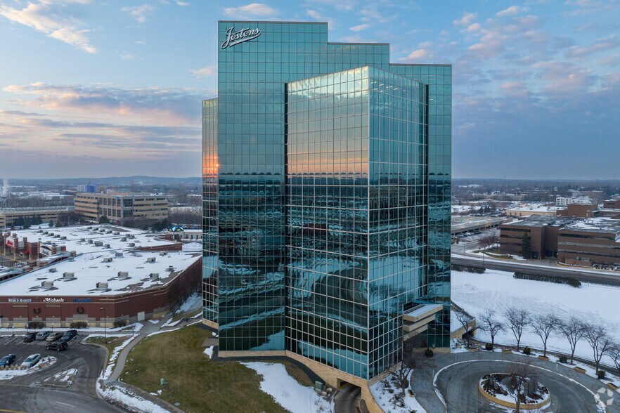 7760 France Ave S, Bloomington, MN à louer - Photo du bâtiment - Image 1 de 14