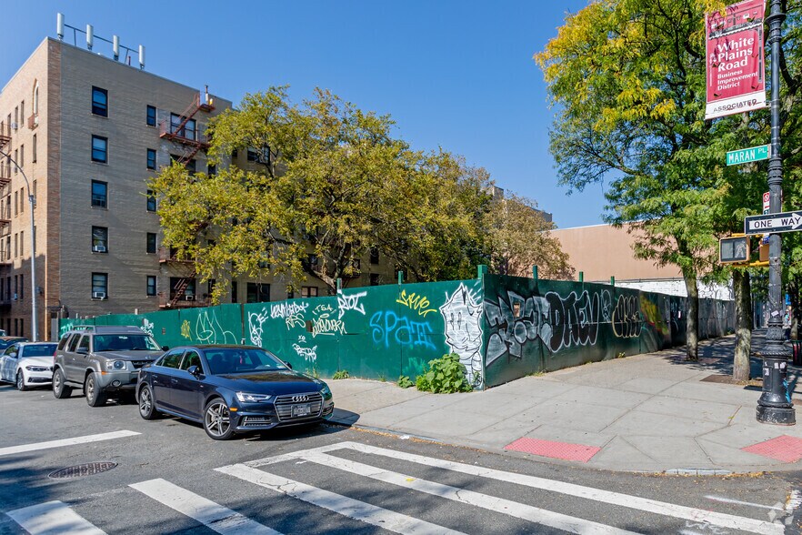2111 White Plains Rd, Bronx, NY à louer - Photo du bâtiment - Image 2 de 2