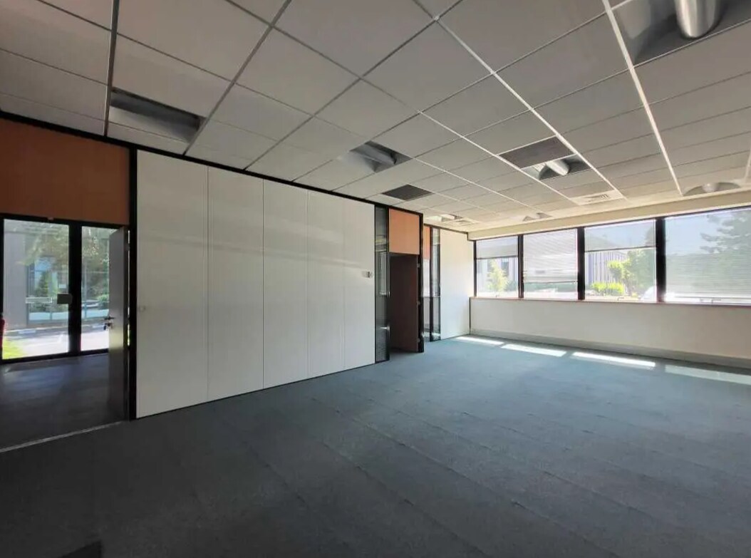 Office in Villebon-sur-Yvette for lease Interior Photo- Image 1 of 4